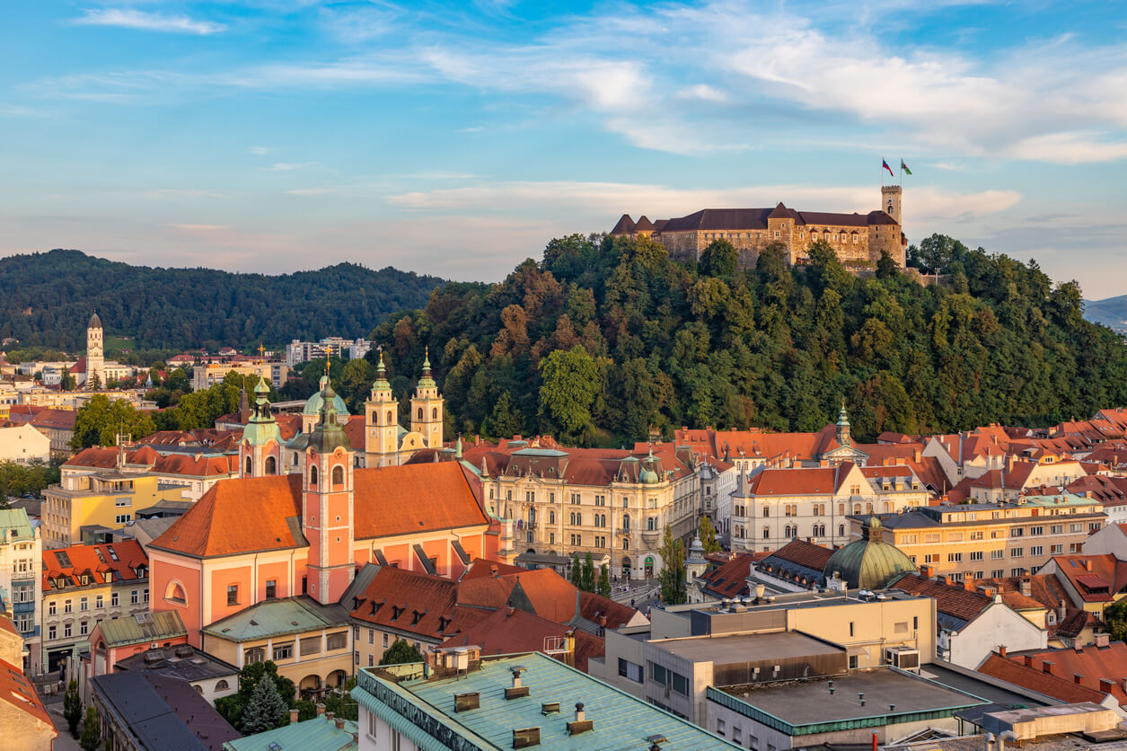 Das Foto zeigt die Altstadt von der Stadt Ljubljana in Slowenien.
